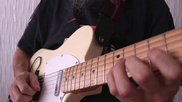 吉他手在玩电吉他，特写视频素材