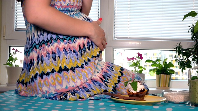 微笑着吃蛋糕的孕妇视频素材