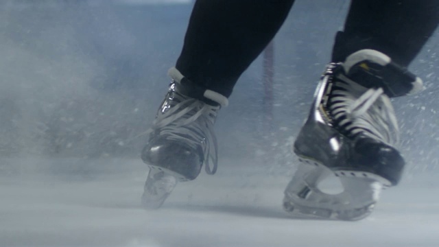 冰上曲棍球运动员在溜冰场的腿视频下载