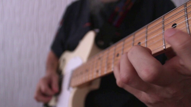 吉他手在玩电吉他，特写视频素材