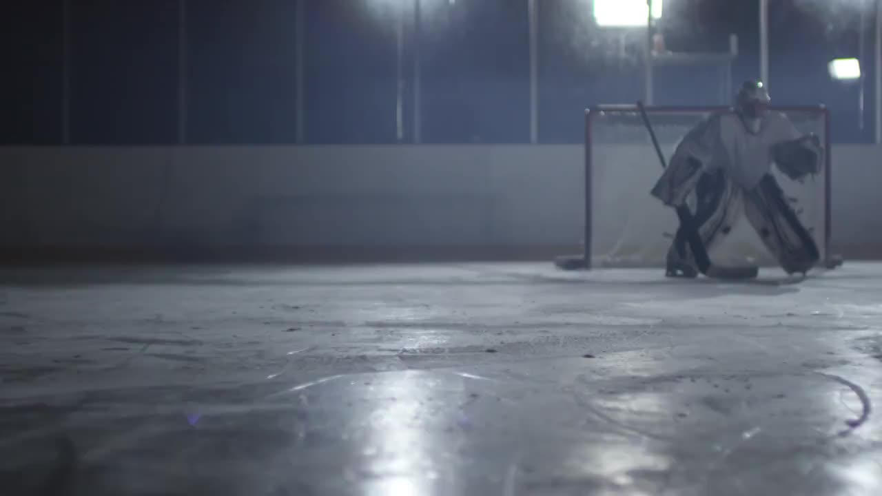 曲棍球运动员射击冰球的腿视频素材