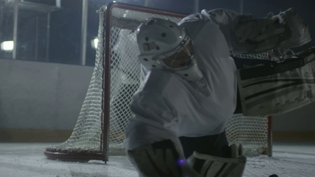 冰球运动员射击冰球视频素材
