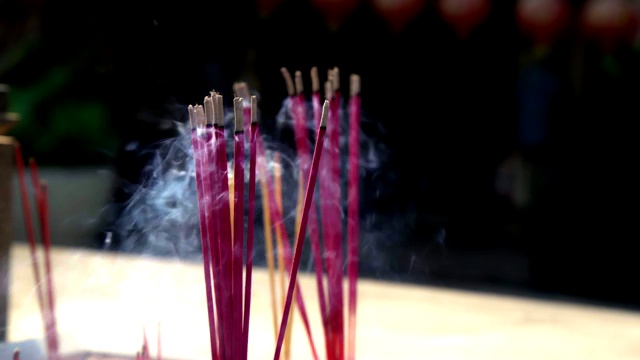 中国传统香与边缘光在泰国。视频素材