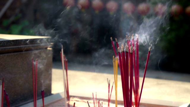 中国传统香与边缘光在泰国。视频素材