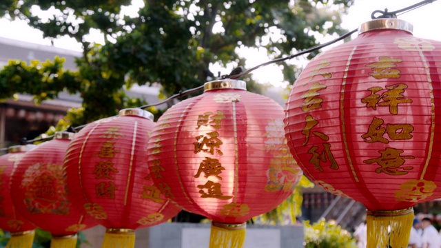 中国神祠上的红灯笼。视频素材