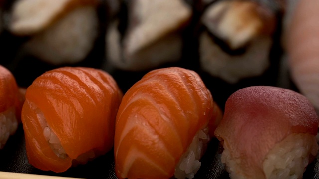 旋转新鲜寿司食物背景。视频素材
