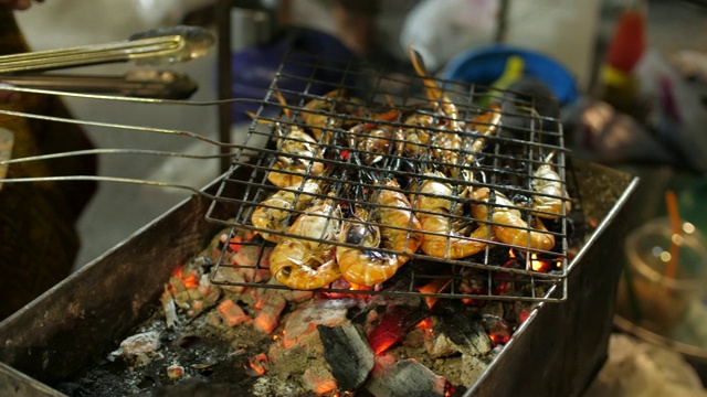 烤虾，泰国街头小吃视频素材
