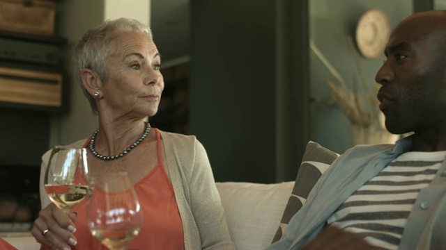 老女人在家里和家人一起喝酒视频素材