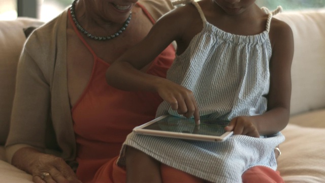 孙女使用平板电脑的女人视频素材