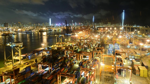 夜晚集装箱船在港口的时间流逝视频素材