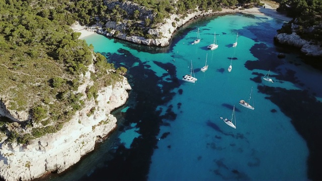 卡拉·马卡雷利塔湾的豪华游艇鸟瞰图，西班牙视频素材