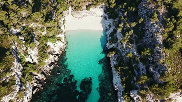 Cala Macarelleta的鸟瞰图，Menorca，巴利阿里群岛，西班牙视频素材