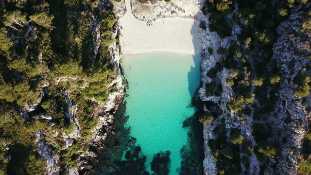 西班牙米诺卡岛，没有人的卡拉·马卡雷雷塔海滩鸟瞰图视频素材