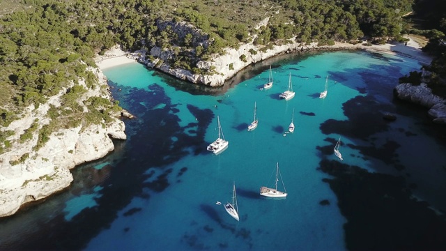 卡拉·马卡雷莱塔和游艇的鸟瞰图，梅诺卡，西班牙视频素材