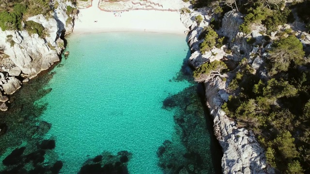 Cala Macarelleta的鸟瞰图，Menorca，巴利阿里群岛，西班牙视频素材
