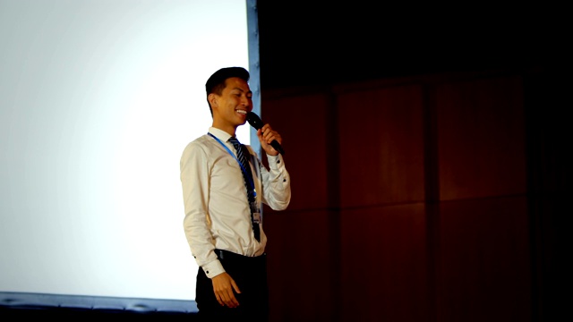 年轻的亚洲商人在4k大礼堂的商业研讨会上发言视频下载