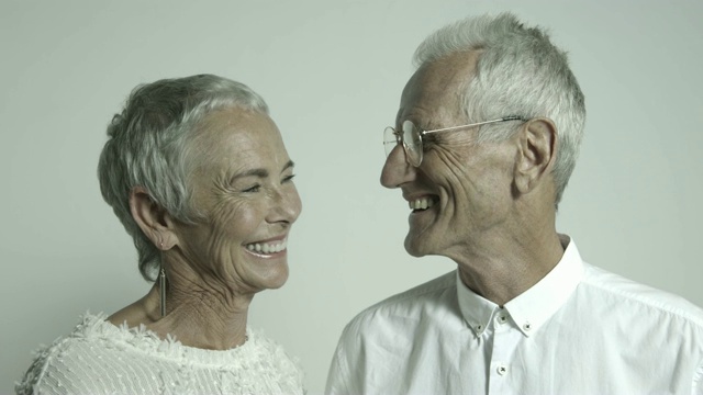 微笑的退休老年夫妇的特写视频素材