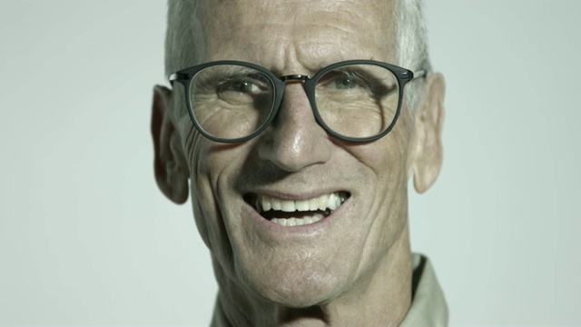 戴眼镜的老男人微笑的特写视频素材