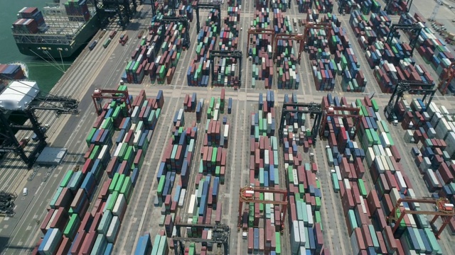 货柜船在香港货柜码头装卸货物视频素材