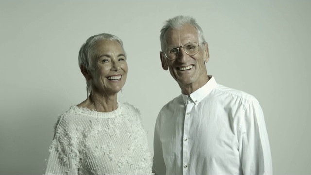 微笑的退休老夫妇的肖像视频素材