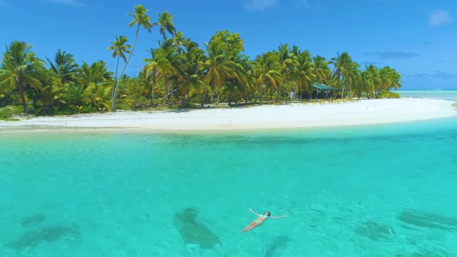无人机:放松的女性旅行者享受她的假期风景优美的一脚岛。视频下载