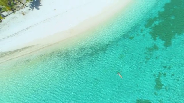 自上而下:女游客享受她的假期在玻璃般的海水。视频素材