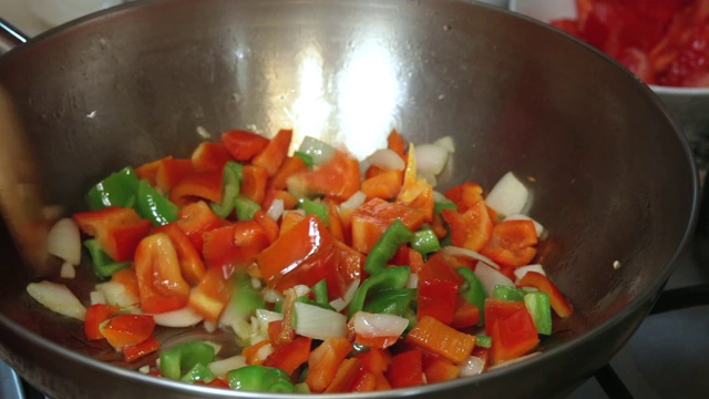 用平底锅煎蔬菜、洋葱和甜椒视频素材