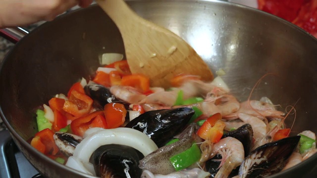 用平底锅煎蔬菜和海鲜视频素材