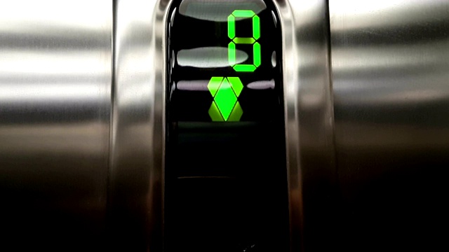 绿色led从一楼到零层电梯的数量细节，商务和科技视频下载