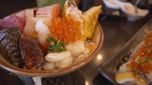 将鱼生鱼片与米饭混合。日式饮食风格，健康饮食理念视频素材