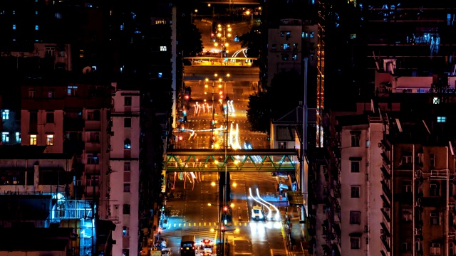 时间流逝视频灯光轨迹的大城市繁忙的交通视频素材