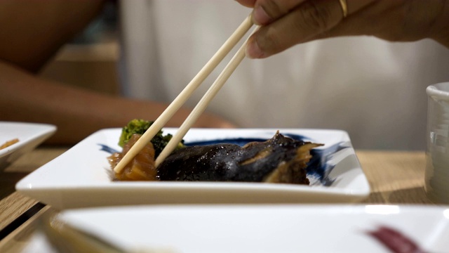 清蒸鲑鱼、酱油、日本料理视频素材