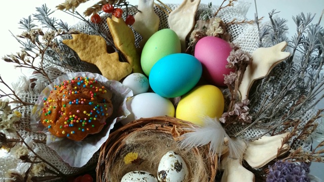 复活节篮子里有鸡蛋，蛋糕，干花视频素材