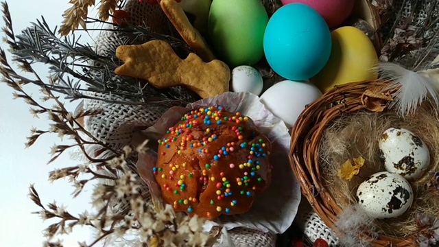 复活节篮子用鸡蛋、蛋糕、干花旋转视频素材