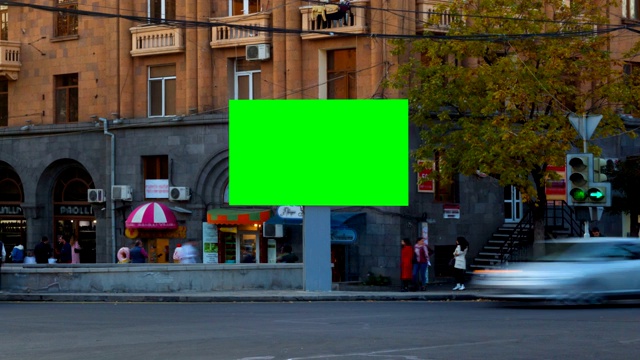 时间流逝的视频。广告牌的绿色屏幕与长期暴露在城市的汽车，以建筑阳台，窗户和标志商店的背景。相机移动视频下载