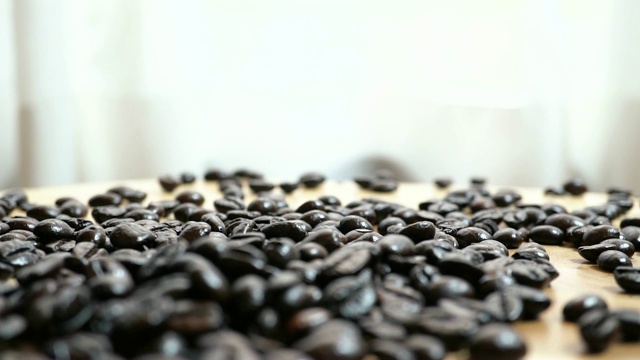 刚烤好的咖啡豆堆在地上。咖啡豆落下的雨滴视频素材