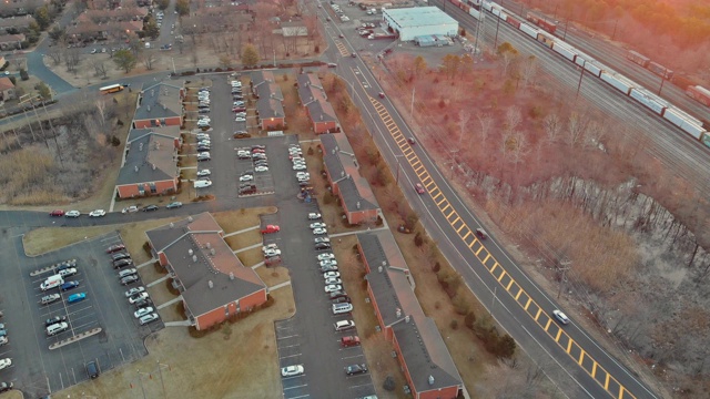 垂直视图低空飞行在社区地区阳光明媚的早晨一天郊区住宅区附近视频素材