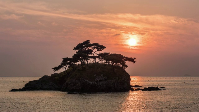 索尔瑟姆岛的日落景观(这是一个著名的日落宫殿)，在全罗南道省布安枪视频素材