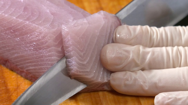 厨师在切菜板上准备金枪鱼生鱼片视频素材