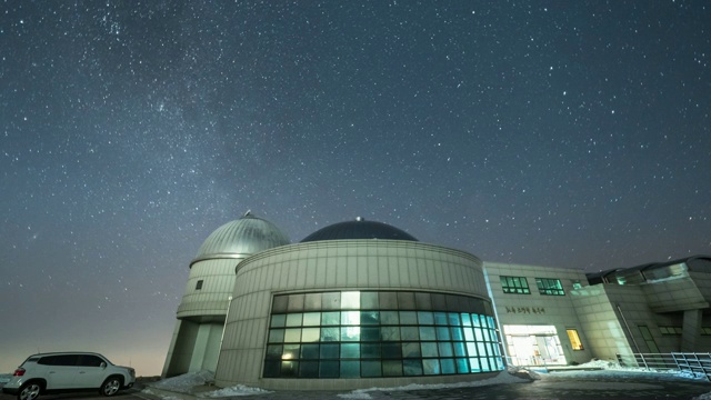 江原道省hwcheon的Cho Gyeong-chul天文台(这是一个天文台)的夜景视频下载