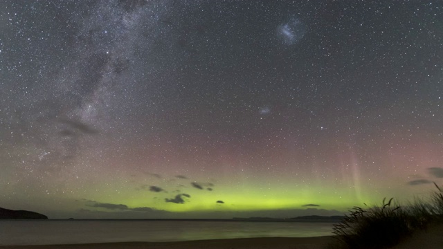 在塔斯马尼亚岛的海滩上拍摄的南极光，有一个绿色的斑点。视频素材