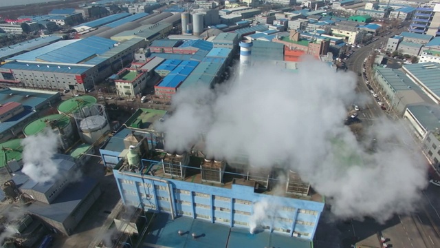 韩国京畿道安山的班沃尔工业园区和烟囱烟雾视频素材