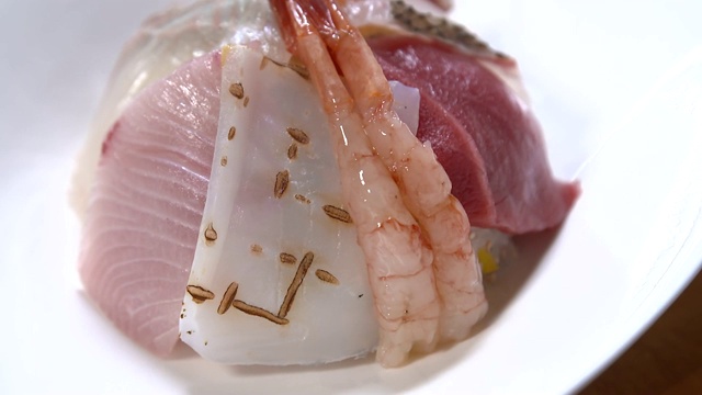 虾刺身被放置在Chirashi寿司上(分散寿司)视频素材