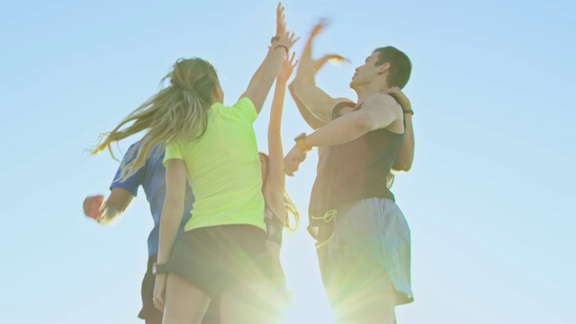 日落时，运动员们迎着晴朗的天空挤作一团视频素材