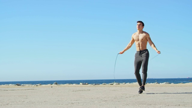 赤膊男子在海滩上跳绳锻炼视频下载