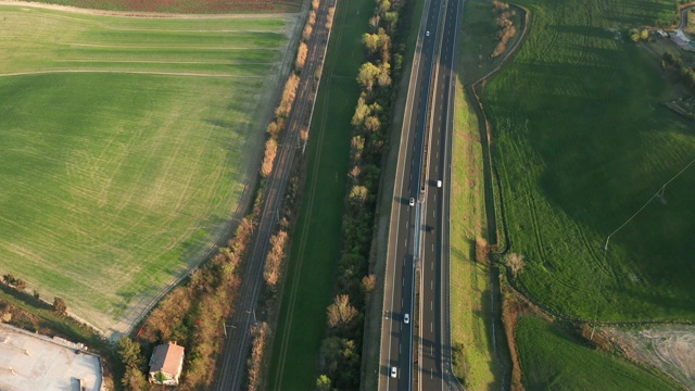 意大利托斯卡纳的公路和铁路鸟瞰图视频素材