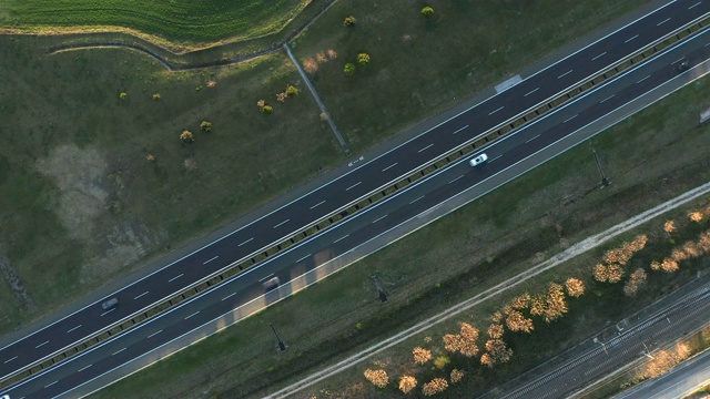 意大利托斯卡纳的公路和铁路鸟瞰图视频素材