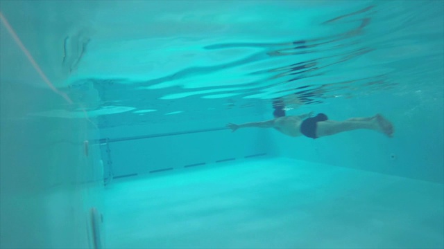 那家伙潜入水中，在水下游泳视频下载