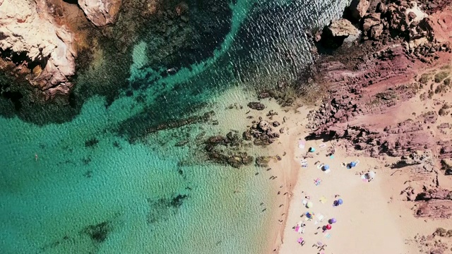 西班牙米诺卡岛卡拉普雷贡达海滩的鸟瞰图视频素材