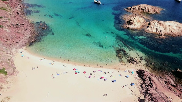 西班牙米诺卡岛卡拉普雷贡达海滩的鸟瞰图视频素材